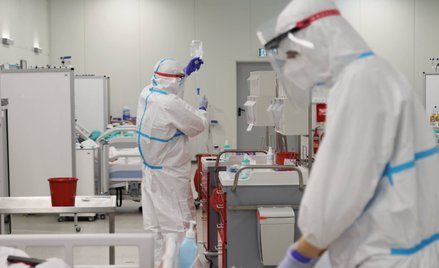 Koronawirus w Polsce. Ile nowych zakażeń? Teraz 587 na milion osób, rok temu - 455