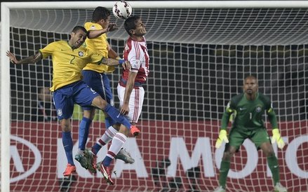 W drugiej połowie w roli głównej wystąpił Thiago Silva. Za chwilę obrońca PSG zagra piłkę ręką...