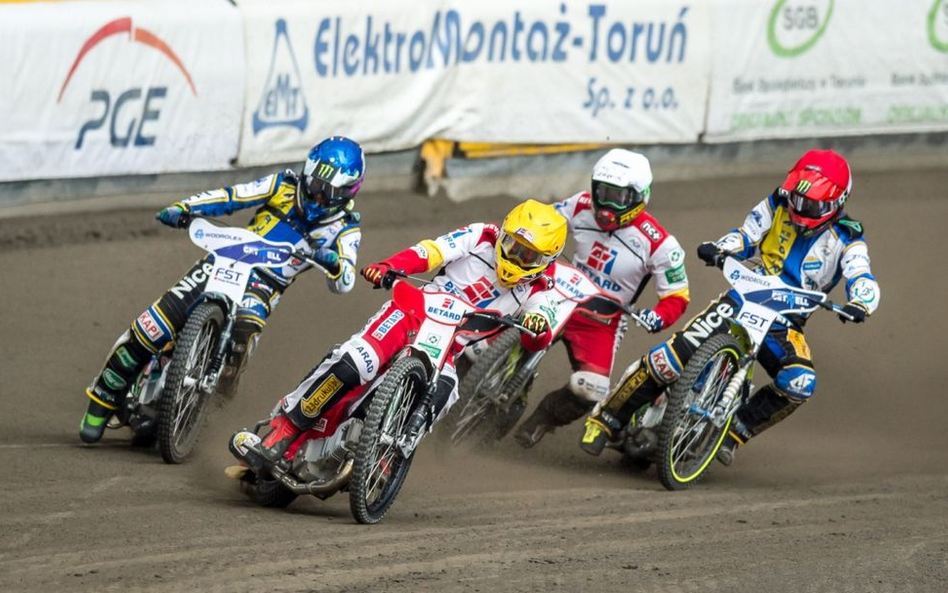 Maciej Janowski (kask żółty) w sobotę wygrał Grand Prix Danii, a w niedzielę poprowadził do szóstego