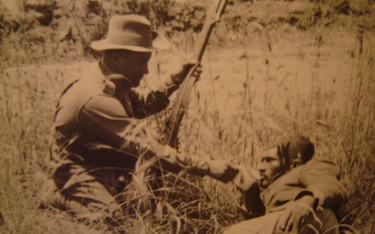 Australijski żołnierz podaje wodę żołnierzowi tureckiemu. Zdjęcie z 1916 r.