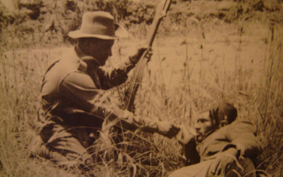 Australijski żołnierz podaje wodę żołnierzowi tureckiemu. Zdjęcie z 1916 r.