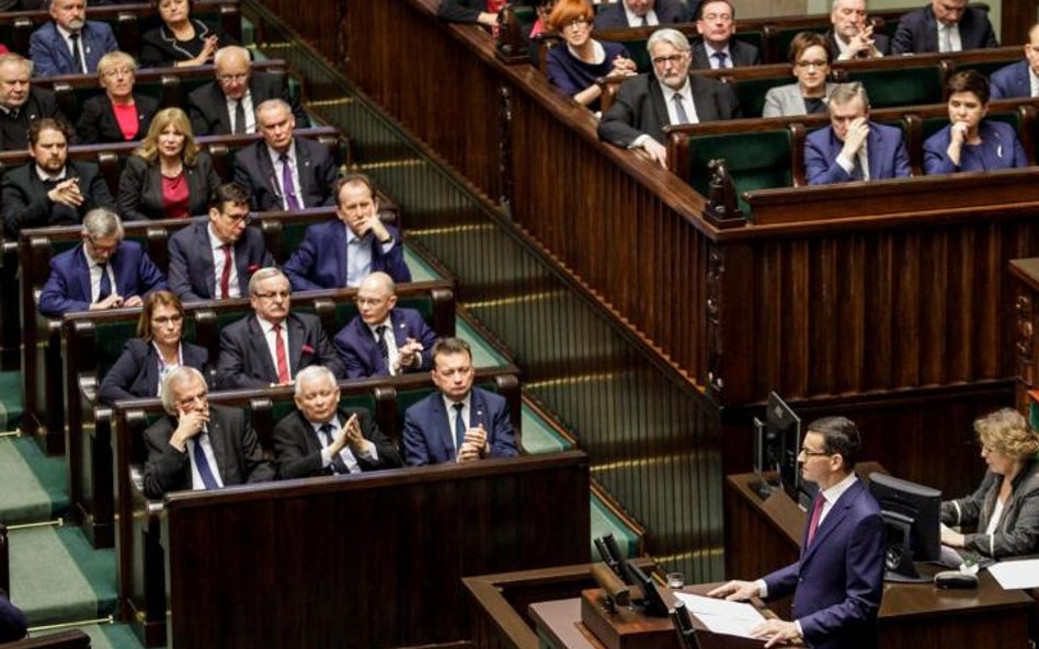 Poparcie dla partii politycznych w marcu tego roku, niemal pokrywają się z wynikami wyborów w 2015 r