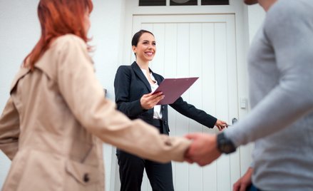 Z pośrednikiem można podpisać umowę zwykłą albo premium, z klauzulą wyłączności AdobeStock