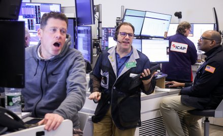 Rynki liczą na koniec wojny. Akcje rosną, ropa spada