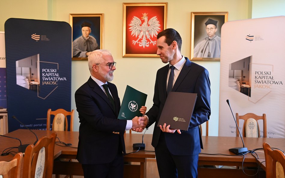 W imieniu PHH umowę podpisał prezes Marian George Cristescu (z lewej), a w imieniu SGGW dr hab. Marc