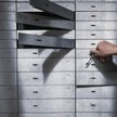 Łupem rabusiów, którzy okradli berliński magazyn, padło prawie 1000 zegarków luksusowych.