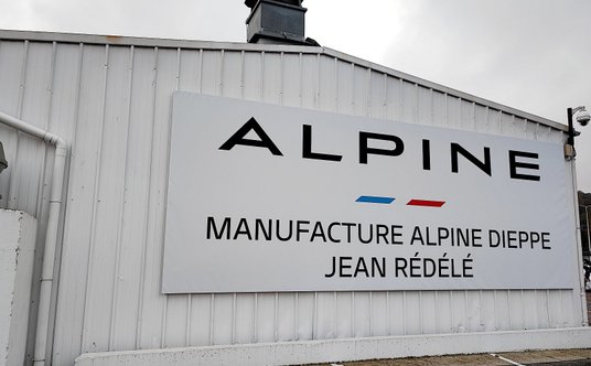 Już na wejściu widać, że Alpine to nie fabryka, a manufaktura