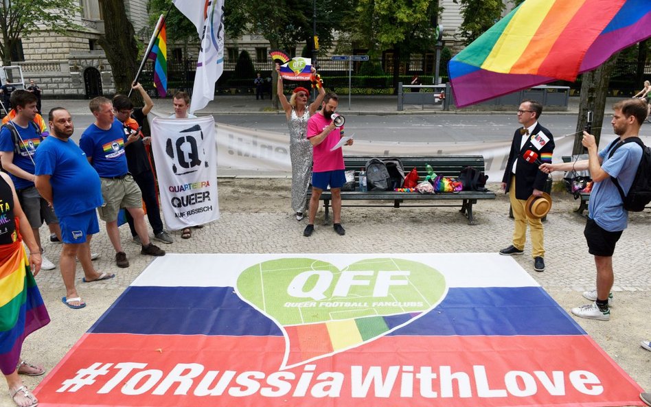 Demonstracja w obronie środowiska LGBT w Rosji przed jej ambasadą w Berlinie, czerwiec 2018