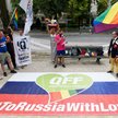 Demonstracja w obronie środowiska LGBT w Rosji przed jej ambasadą w Berlinie, czerwiec 2018