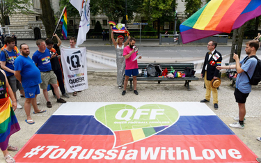 Demonstracja w obronie środowiska LGBT w Rosji przed jej ambasadą w Berlinie, czerwiec 2018