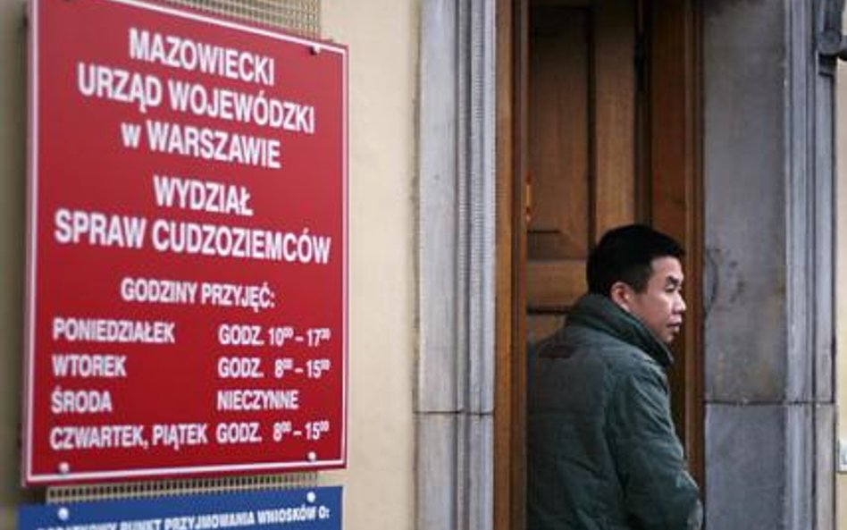 Wykonywanie pracy jest uzależnione od posiadania zezwolenia na pracę wydanewgo przez wojewodę właści