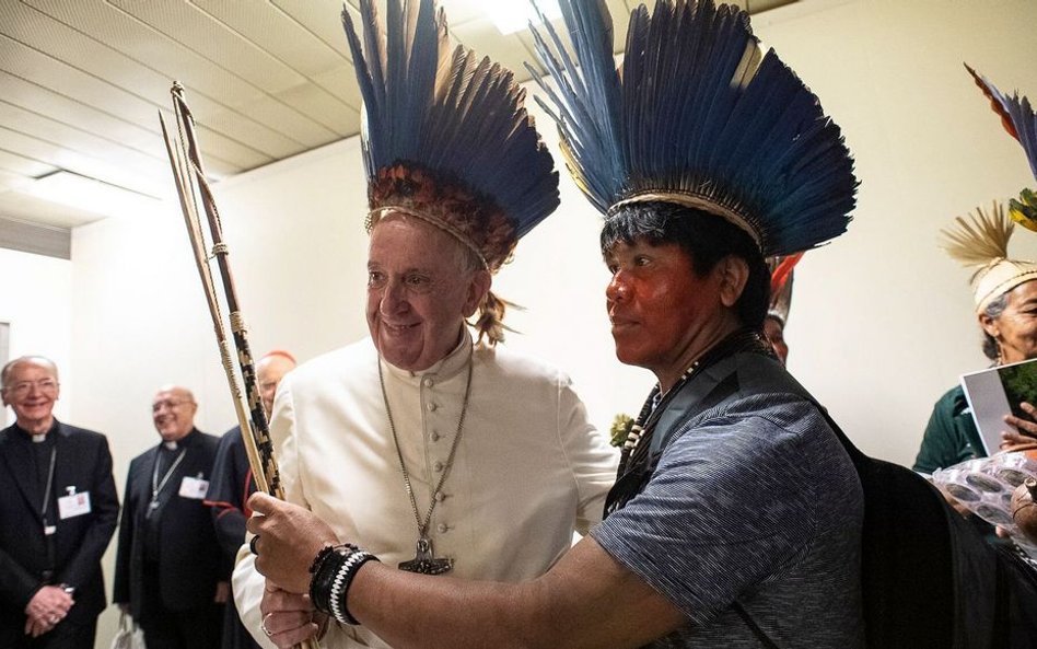 Synod Amazoński wielu obserwatorom wydał się rewolucyjny. Na zdjęciu papież Franciszek z przedstawic