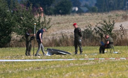 Służby w miejscu upadku rosyjskiego drona w miejscowości Wohyń.
