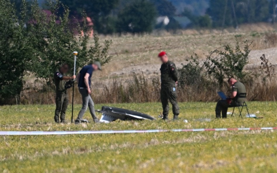 Służby w miejscu upadku rosyjskiego drona w miejscowości Wohyń.