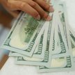 Dolar znów zyskuje