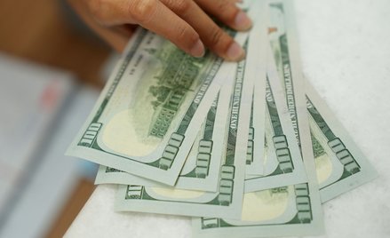 Dolar znów zyskuje