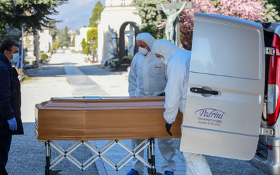 Bergamo: Przeciążone krematorium. Wojsko wywozi zwłoki