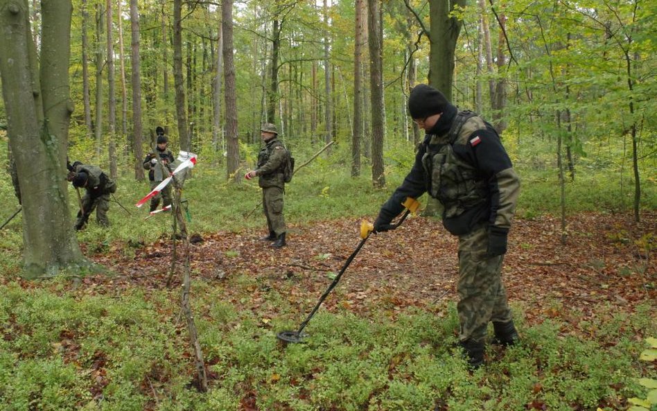 Miejsce poszukiwań przeczesują saperzy