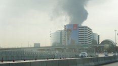 Słup dymu nad lotniskiem w Dubaju