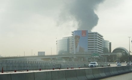 Słup dymu nad lotniskiem w Dubaju