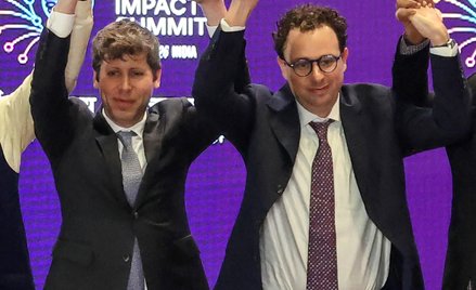 Dario Amodei (pierwszy z prawej) i Sam Altman, szefowie Anthropic i OpenAI nie chcieli wziąć się za 