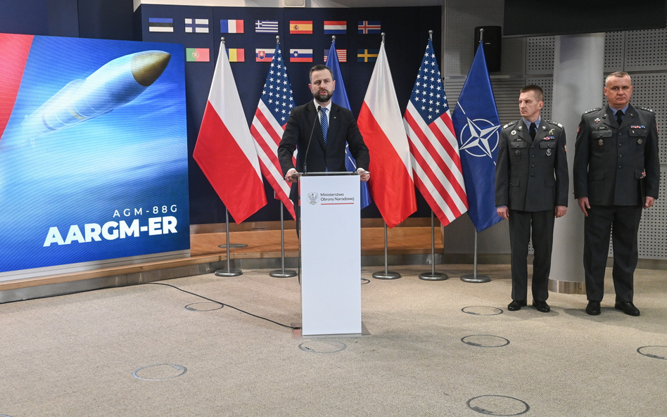 Wicepremier, minister obrony narodowej Władysław Kosiniak-Kamysz (L), inspektor Sił Powietrznych gen