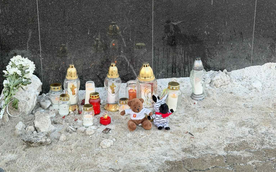 Od rana w miesjce tragedii mieszkańcy przynoszą znicze, kaiwaty i maskotki