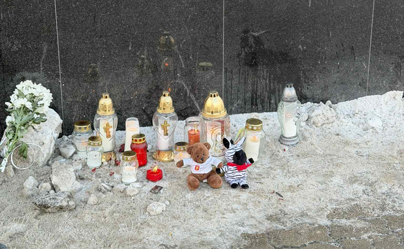Od rana w miejsce tragedii mieszkańcy przynosili znicze, kwiaty i maskotki