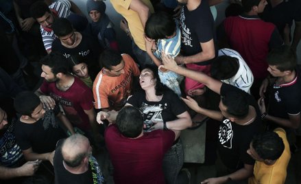 Grecka wyspa Kos. Emigranci zostali umieszczeni na miejscowym stadionie piłkarskim. Jedna z kobiet s