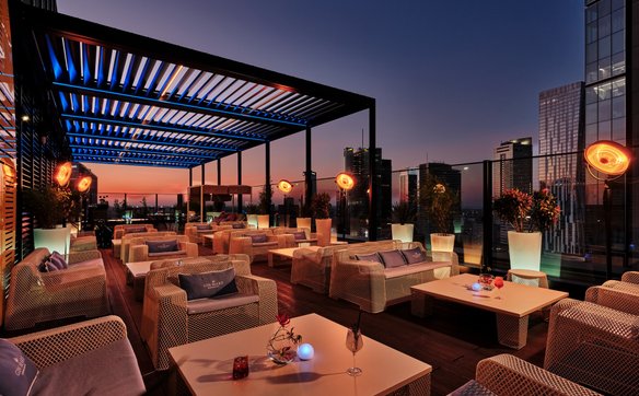 Taras zlokalizowany jest w kompleksie Varso Place