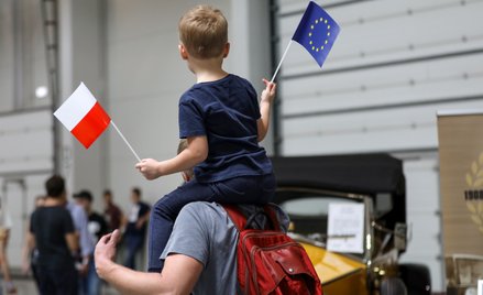 Wydrenowany socjalnymi obietnicami polski budżet czeka na unijne fundusze