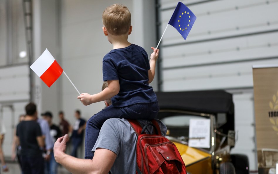 Wydrenowany socjalnymi obietnicami polski budżet czeka na unijne fundusze