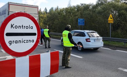 Funkcjonariusze Straży Granicznej podczas kontroli na polsko-słowackim przejściu granicznym w Chyżne