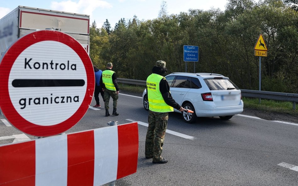 Funkcjonariusze Straży Granicznej podczas kontroli na polsko-słowackim przejściu granicznym w Chyżne