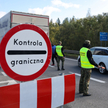 Funkcjonariusze Straży Granicznej podczas kontroli na polsko-słowackim przejściu granicznym w Chyżne