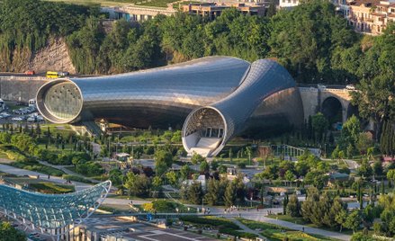 Autorami projektu Hali Koncertowej Rike są architekci ze Studia Fuksas, jednej z czołowych włoskich 