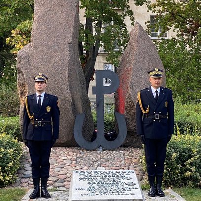 W każdą niedzielę, aż do 28 września, przy dwóch ważnych pomnikach wystawiane są symboliczne posteru