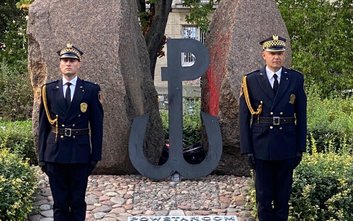 W każdą niedzielę, aż do 28 września, przy dwóch ważnych pomnikach wystawiane są symboliczne posteru