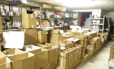 Policjanci i celnicy z Warszawy konfiskują perfumy z przestępczej fabryki