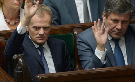 Donald Tusk wygrał wotum. Ale zasugerował, że za taśmami stoją Rosjanie. To trudno będzie udowodnić 