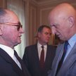 Prezydent Wojciech Jaruzelski i prezes Radiokomitetu Andrzej Drawicz na wydanym przez głowę państwa 