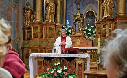 Wiele osób jeździ do kościoła św. Anny w Warszawie, by posłuchać kazań ks. Piotra Pawlukiewicza