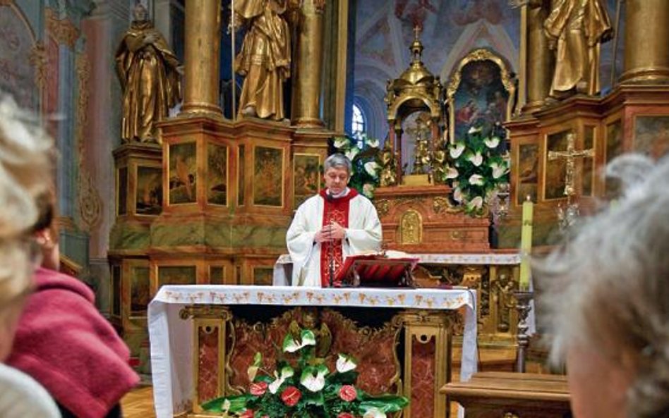 Wiele osób jeździ do kościoła św. Anny w Warszawie, by posłuchać kazań ks. Piotra Pawlukiewicza