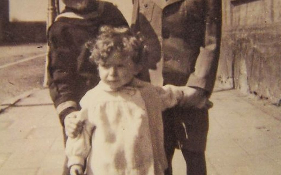 Franciszek Przytomski (pierwszy z prawej) już po adopcji w Krakowie, 1944 r.