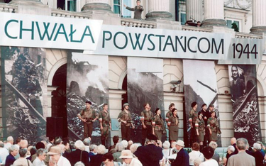 Warszawa, 1 sierpnia 2004. Obchody 60. rocznicy wybuchu powstania warszawskiego; uroczystości przed 