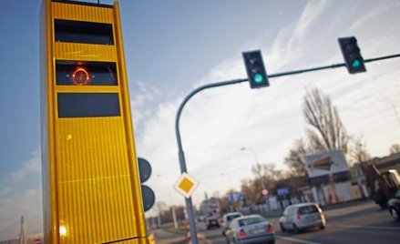 Nie wszystkie fotoradary są tak nowoczesne jak ten stojący w Warszawie. Często na zdjęciach nie wida