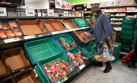 Dział z warzywami w sklepie sieci Morrisons w Londynie