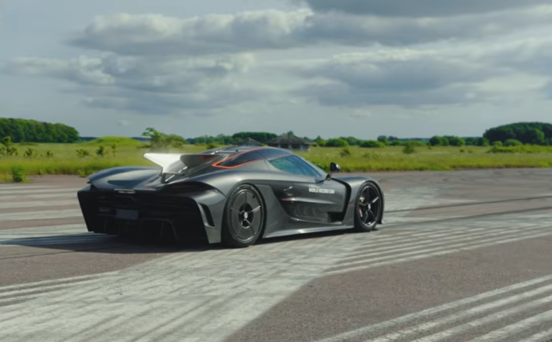 Telefon w jednej ręce, rekord świata pod stopą. Tak Koenigsegg pokazał potęgę V8