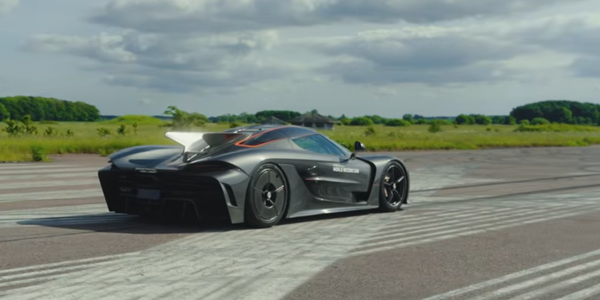 Telefon w jednej ręce, rekord świata pod stopą. Tak Koenigsegg pokazał potęgę V8