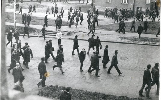 Wydarzenia grudniowe w&#xa0;Gdyni. T&#x142;um na ul. &#x15a;l&#x105;skiej, 17.12.1970 r.